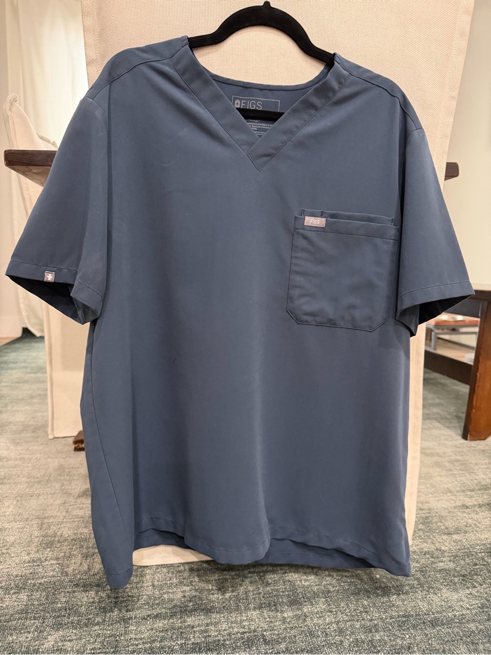 FIGS Men’s Dark Harbor V-Neck Leon Three-Pocket Scrub Top